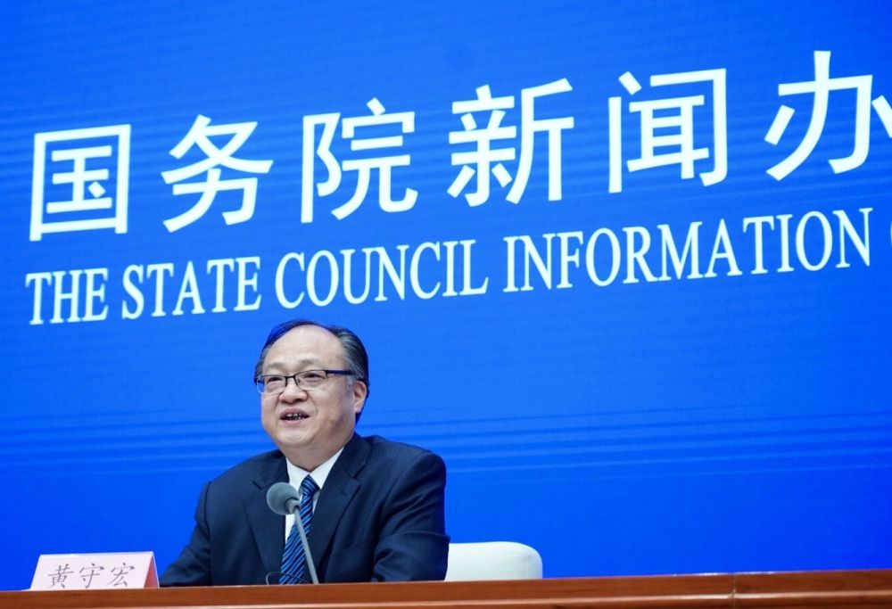 5月22日，國務(wù)院新聞辦邀請政府工作報告起草組負(fù)責(zé)人、國務(wù)院研究室主任黃守宏解讀政府工作報告有關(guān)情況。新華社記者　陳建力　攝
