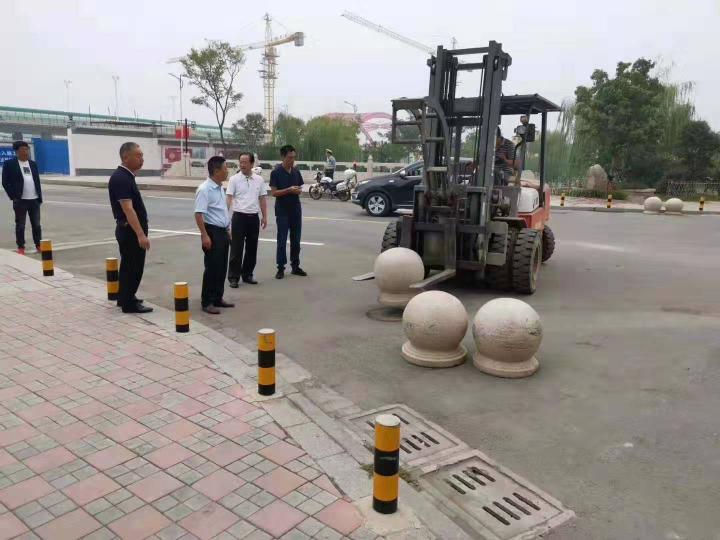 為向新中國成立七十周年獻禮，市城建集團攻堅克難，實現(xiàn)了北門棚改區(qū)域民生路10月1日零時順利通車。國慶假期，市城建集團堅持做好一線工作，在與交警部門共同做好民生路通車保障工作外，抓細節(jié)，抓落實，確保其他各項工作有序推進。.jpg